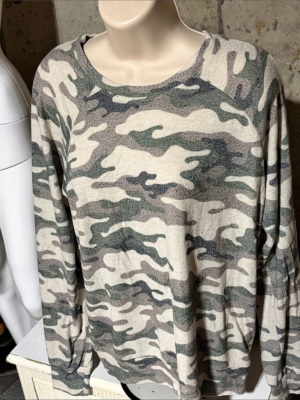 Seeing Stars Camo Long Sleeve Top in Green & Gray Size Medium